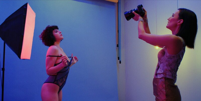 Toni (Anna Werner Friedmann, l.) hat ihr erstes professionelles Shooting für WatchMe bei ihrer neuen Managerin Hanna Diamond (Agnes Decker, r.). – Bild: ZDF