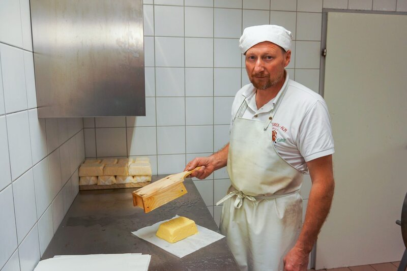 Heinz Wurm mit selbst erzeugter Butter – Bild: ServusTV /​ DMG