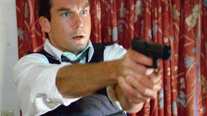 Mit gezogener Waffe betritt Woody (Jerry O’Connell) die Wohnung des Mordverdächtigen. – Bild: TVNOW /​ NBC Universal