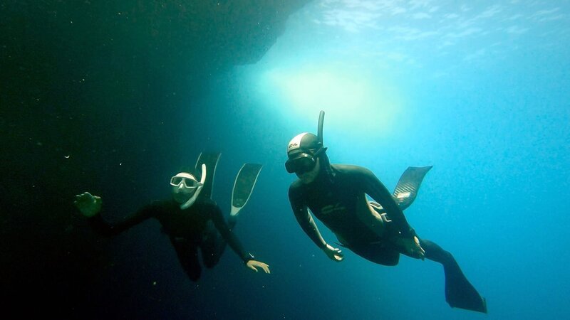 Apnoe-Taucherinnen Sarah González Tur vor Ibiza. – Bild: ORF/​Autentic GMBH/​ZDF/​Arte/​Alexander Hein