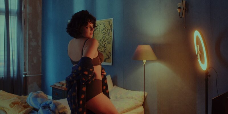 Toni (Anna Werner Friedmann) versucht, die Tipps von Hanna Diamond direkt mit ihrem neuen Handystativ umzusetzen. Ein heißer Schnappschuss nach dem Aufwachen ist niemals zu verachten. – Bild: ZDF