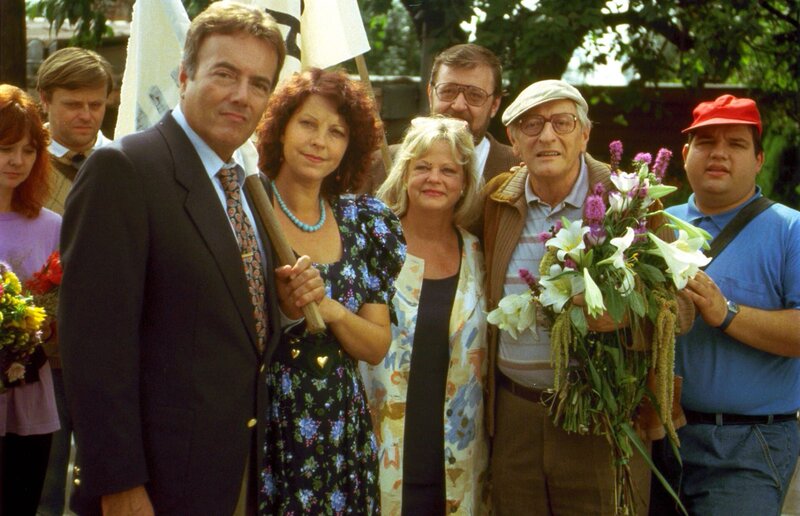 „Kaisermühlen Blues“, „Das Glück ist ein Vogerl.“ Gitti und Lena, die ihr in der Trafik hilft, machen den Führerschein, da sich Okonkwo, der eine neue Stellung bei der UNO hat, immer rarer macht. Er kann dem Burschi, der als Bademeister gefeuert worden ist, Arbeit als „manual worker“ bei der UNO verschaffen. Kudrnac bricht in seinem Garten zusammen – als er vom Krankenhaus wieder zurückkommt, bereitet ihm Kaisermühlen einen großartigen Empfang.Im Bild (v.li.): Peter Fröhlich, Elfi Eschke, Marianne Mendt, Götz Kauffmann, Walter Langer, Gerald Pichowetz. – Bild: ORF/​MR-Film/​Contessina Bauer