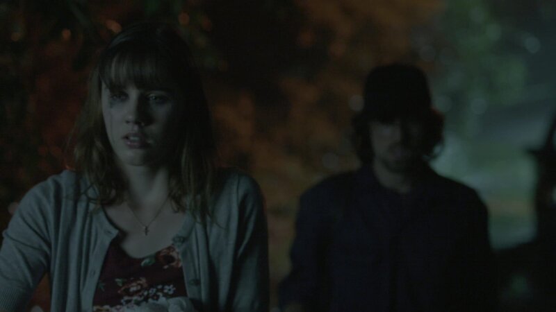 Girl crying being followed by a man with a cap. – Bild: Investigation Discovery /​ Discovery Communications