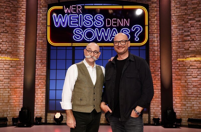 Als Kandidaten zu Gast bei „Wer weiß denn sowas?“: Der Koch und Fernsehmoderator Horst Lichter (l.) und der Kunsthändler und Sachverständiger in der ZDF-Sendereihe ‚Bares für Rares‘, Sven Deutschmanek (r.). – Bild: ARD/​Morris Mac Matzen