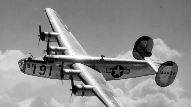 Heldenszene eines B-24 Liberators im Flug von Maxwell Field, Alabama, einer Pilotschule für viermotorige Flugzeuge, glänzt in der Sonne, während er in großer Höhe in den Wolken eine Kurve fliegt. – Bild: RTL /​ 2024 WildBear Entertainment.