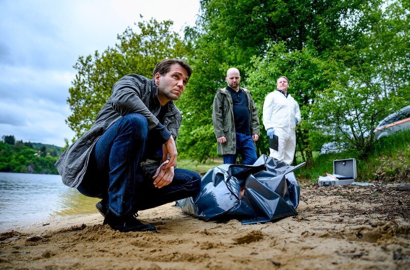 Hauptmann Furrer (Pierre Kiwitt, li.) und Urs Aeggi (Yves Wüthrich) finden eine Leiche am See. – Bild: Roland Suso Richter /​ ORF /​ Degeto