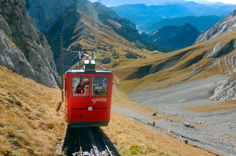 30 Minuten benötigt die Pilatusbahn für die 4,6 Km lange Strecke. – Bild: SWR/​Alexander Schweitzer