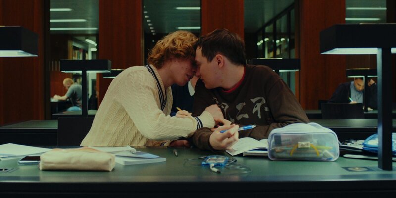 Maurice (Mitja Over, l.) und Tim (Michelangelo Fortuzzi, r.) lenken sich gegenseitig vom Lernen ab. – Bild: ZDF