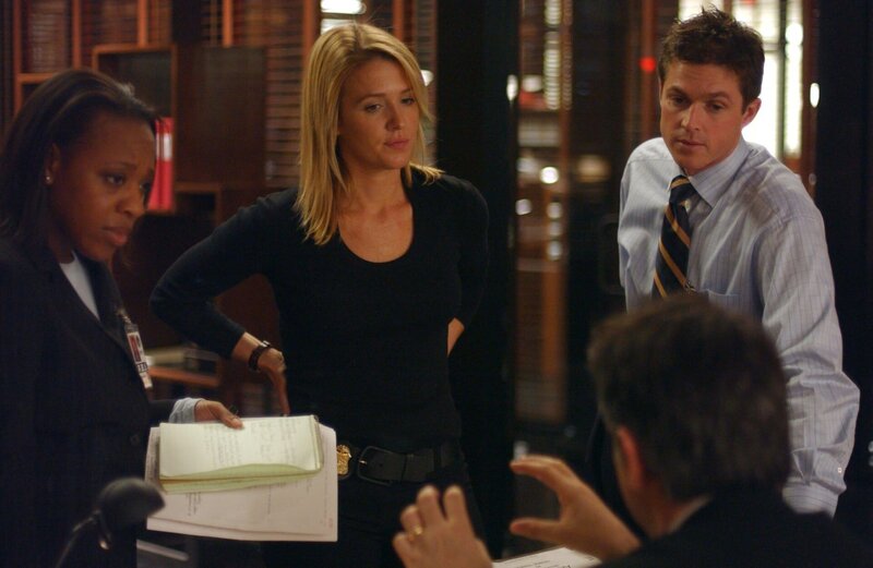 Samantha (Poppy Montgomery, 2.v.l.), Vivian (Marianne Jean-Baptiste, l.), Jack (Anthony LaPaglia, vorne) und Martin (Eric Close, r.) stehen vor einem Rätsel. Vor vielen Jahren ist der kleine Sean spurlos verschwunden und nun ist auch noch sein Vater Chet unauffindbar … – Bild: port.hu