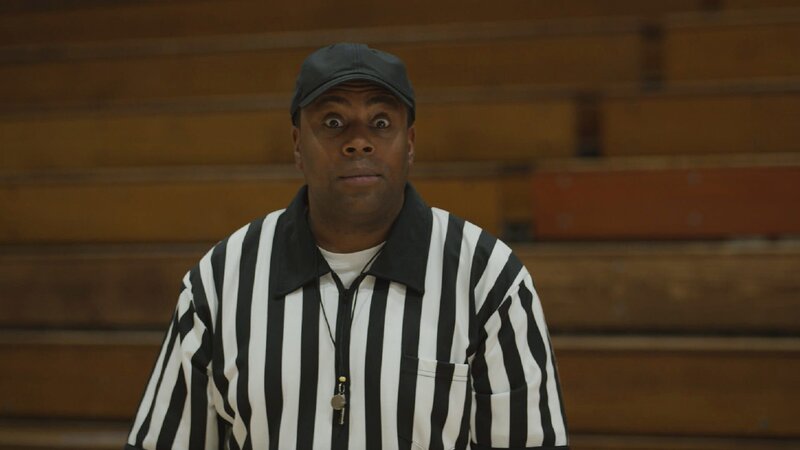 Der Schiedsrichter (Kenan Thompson) verliert fast den Überblick – so hitzig geht es beim Damen-Basketball zur Sache. – Bild: ZDF