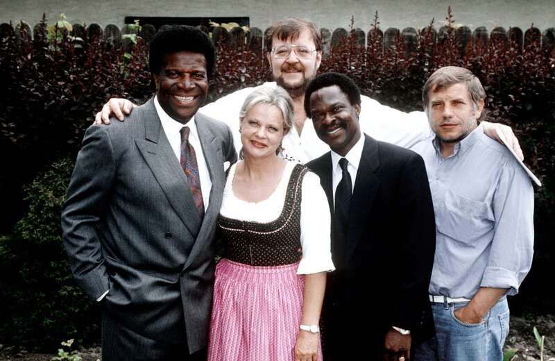 Roberto Blanco, Marianne Mendt, Frank Oladeinde, Reinhard Schwabenitzky, Götz Kauffmann (hinten). – Bild: ORF/​Andreas Friess