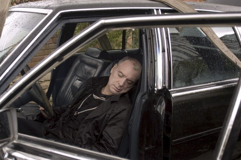 Drummer Nicky Harding (Michael Angelis), in einem Pool im eigenen Cadillac ertrunken. Hat da jemand nachgeholfen? – Bild: ZDF/​Mark Bourdillon