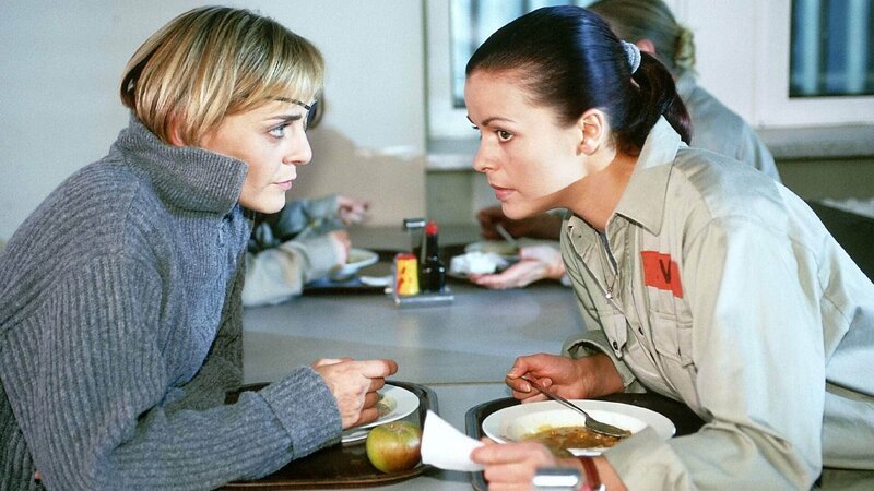 Mona (Anja Beatrice Kaul, li.) will mit Elke (Monika Guthmann) zusammenarbeiten. – Bild: MG RTL D