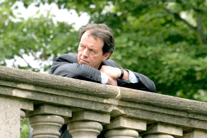 Inspektor Robert Lewis (Kevin Whately) hat das Gefühl, etwas Entscheidendes übersehen zu haben. – Bild: ORF/​ZDF/​BBC