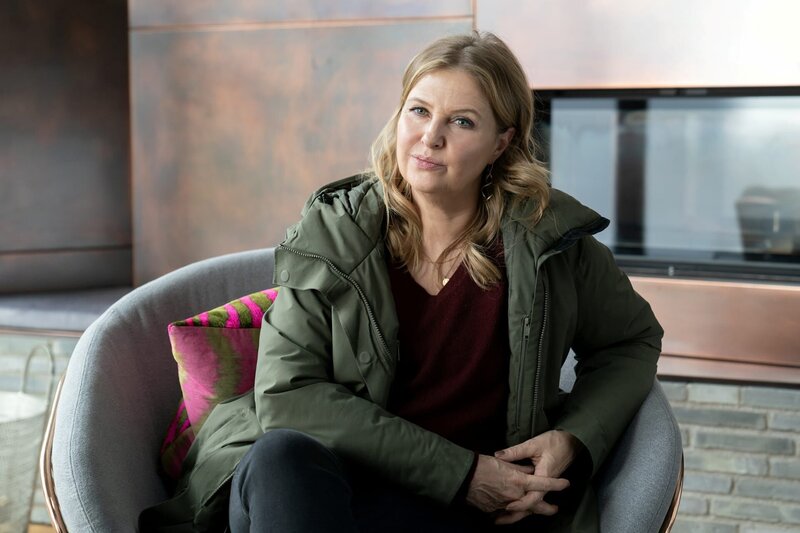 Vera Lanz (Katharina Böhm) ist dem Ehepaar Hellmann auf die Schliche gekommen. In dem Glauben, dass die Prostituierte Anja Wertling von Clark Hellmann schwanger wurde, bezahlten die Hellmanns sie, damit sie das Kind für sie austrägt. Dass sie jedoch nach einiger Zeit bemerkten, dass Anja gar nicht schwanger war, macht sie zu Tatverdächtigen. – Bild: Michael Marhoffer /​ ZDF Enterprises GmbH /​ Die Verwendung ist nur bei redaktioneller Berichterstattung im Rahmen einer Programmankündigung ab 2 Monate vor der ersten Auss /​ © ZDF