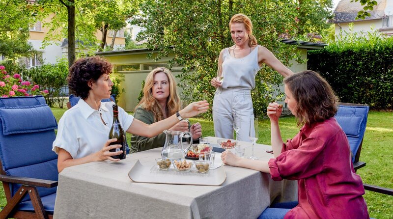 Die vier Frauen stehen einander nah und füreinander ein – und doch steht etwas zwischnen ihnen. (v.l.n.r.): Inès Lemarchal (Jasmin Gerat), Doris Hauke (Diana Amft), Miriam Hintz (Franziska Weisz), Christiane Boj (Franziska Hackl). – Bild: ARD/​ORF/​MR Film/​Hubert Mican