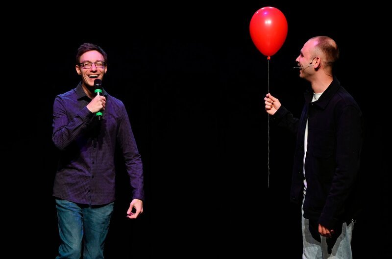  Kai Bosch ist Tetraspastiker und stottert – trotzdem steht er als Comedian auf Bühnen in ganz Deutschland.  Kai Bosch und Zauberer Nikolai Striebel bei der Show_Bist du be&nbsp;…zaubert.  – Bild: SWR/​Steffen König /​ SWR Presse/​Bildkommunikation