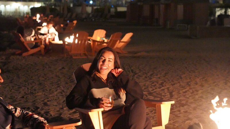 Veronica laughing by the fire – Bild: TLC