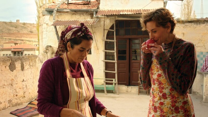 Fatma (Nursel Köse, l.) und Vicky (Christiane Paul, r.) kochen zusammen. – Bild: port.hu Fatma (Nursel Köse, l.) und Vicky (Christiane Paul, r.) kochen zusammen. – Bild: port.hu