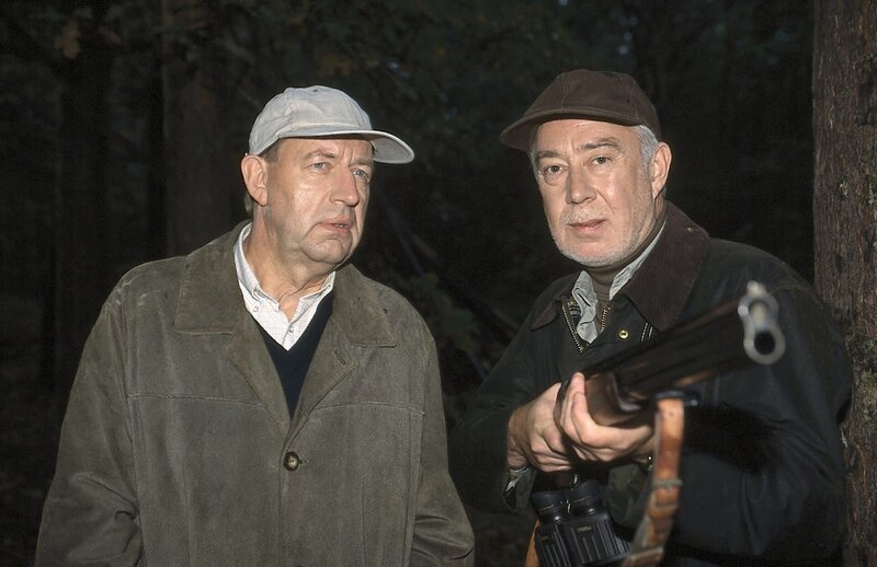 Joe Hoffer (Jörg Gudzuhn, l.) erhofft sich von Roman Kohrt (Klaus Mikoleit, r.) wichtige Informationen zu erhalten, die Licht ins Dunkle der Todesfälle bringen sollen. Doch Roman Kohrt schweigt beharrlich. – Bild: ZDF