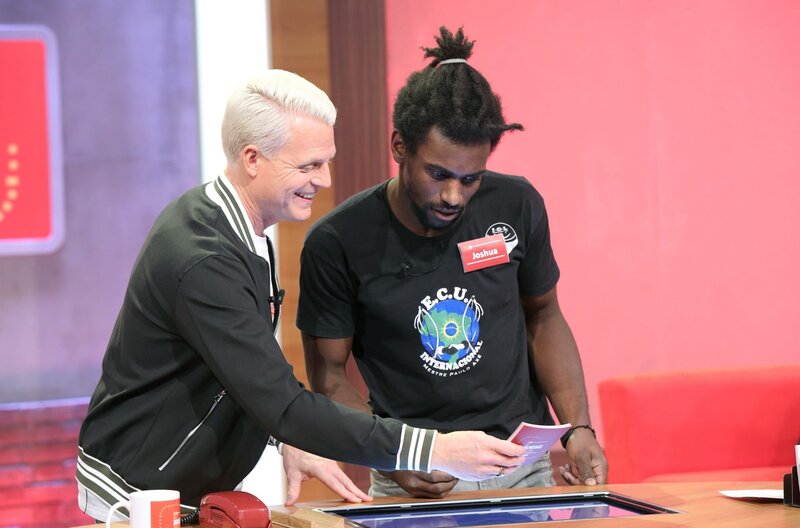 Guido Cantz mit Joshua Ngoumou vom Capoeira-Verein Meninos da Mangueira e.V. – Bild: SWR/​Bavaria/​Frank W. Hempel