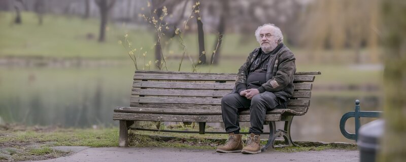 Trotz seines Schicksals blickt Harald (59) optimistisch auf das Leben. Seinen Kampf um eine bessere Zukunft will er nicht aufgeben. – Bild: Benedict Sicheneder /​ ZDF