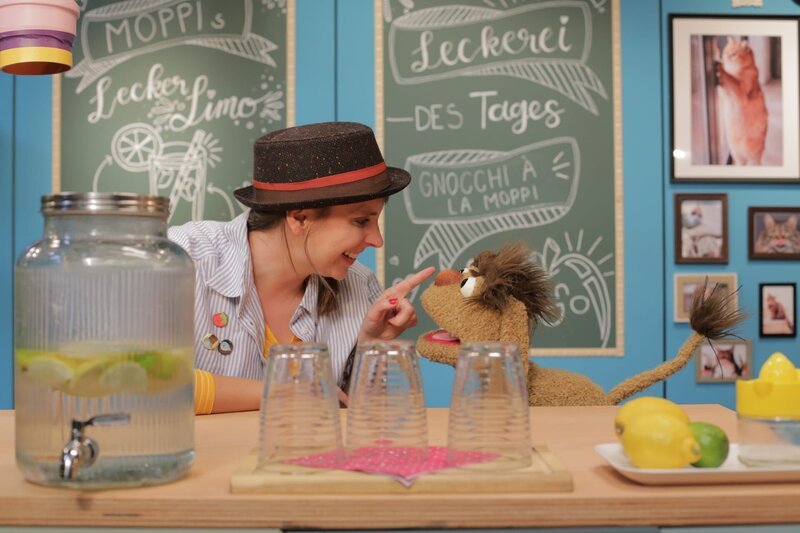 Maya und Moppi im Leckerladen – Bild: rbb/​Matthias Bazyli