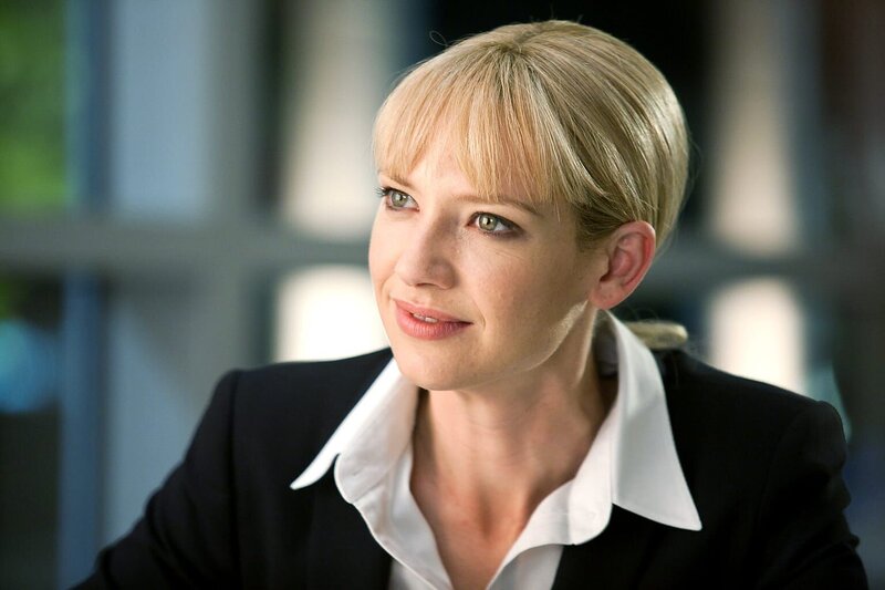 Als ein Gestaltwandler aufzufliegen droht, versucht Newton, das Problem zu beheben, doch es treten Schwierigkeiten auf. Die Situation wird besonders für Bolivia (Anna Torv) brenzlig, da der Gestaltwandler ihre wahre Identität kennt … – Bild: Warner TV Serie