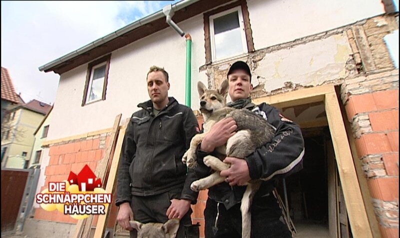 Susanne (re.) und Paul mit ihrem Haus, das sie im Internet gefunden haben. Wenn alles gut geht, werden sie in drei Monaten einziehen … – Bild: RTL 2