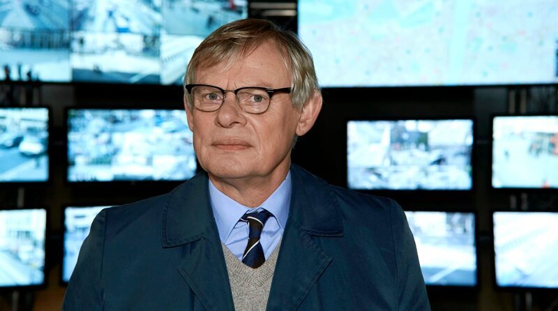 DCI Colin Sutton (Martin Clunes) in der Central 3000, der Überwachungseinrichtung der Metropolian Police. – Bild: WDR/​Buffalo Pictures & A3MI