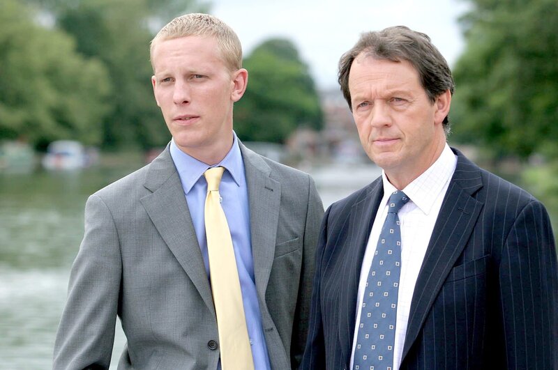 Kriminalinspektor Robert Lewis (Kevin Whately, re.) und sein junger Kollege Sergeant James Hathaway (Laurence Fox) bekommen es gleich in ihrem ersten gemeinsamen Fall mit einem überaus raffinierten Mörder zu tun. – Bild: ORF/​ZDF/​BBC