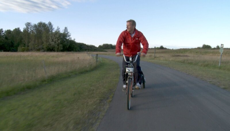 rbb Fernsehen KESSLERS EXPEDITION, „Mit dem Klapprad von Kopenhagen nach Berlin, Teil 4“, am Freitag (07.09.12) um 20:15 Uhr. Zum fünften Mal geht Michael Kessler für den rbb auf Expedition. Diesmal mit einem Drahtesel als treuem Begleiter. Mehr unfreiwillig ist er in Kopenhagen gestrandet und muss sich mit einem klassischen, leicht rostigen Klappfahrrad zurück nach Berlin durchschlagen. Von der dänischen Hauptstadt aus folgt Kessler dem legendären Radweg Berlin-Kopenhagen. – Bild: rbb/​Wieduwilt Film & TV