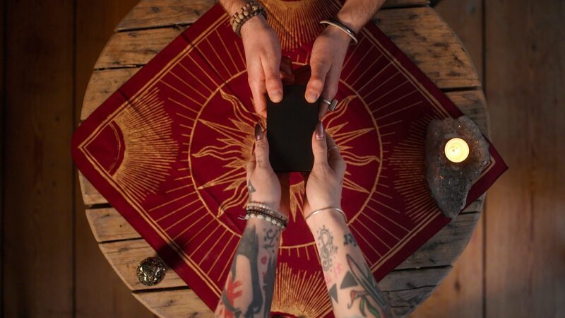 Seit dem 16. Jahrhundert gibt es Tarotkarten. Ein Satz besteht aus 78 Karten, mit Motiven wie „Der Narr“, „Die Herrscherin“ oder „Der Gehängte“. Zunächst wurden sie als Kartenspiel verwendet, seit dem 19. Jahrhundert auch zur Wahrsagerei. – Bild: Alexander Triebel /​ ZDF