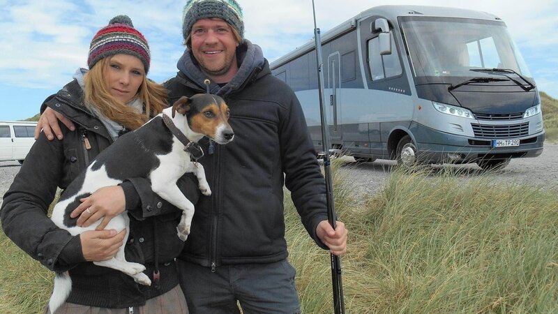 Claudio und Nico mit ihren Hunden „Bailey“ und „Filou“ – Bild: TVNOW /​ Tokee Bros.