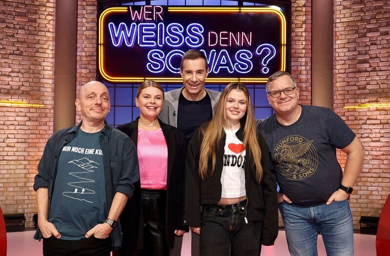 Moderator Kai Pflaume (M.) und seine Rateteam-Kapitäne Bernhard Hoëcker (l.) und Elton (r.) begrüßen in dieser Sendung die Schauspielerin Anne-Sophie Briest (2.v.l.) und ihre Tochter, die Schauspielerin Faye Montana (2.v.r.). – Bild: ARD/​Morris Mac Matzen