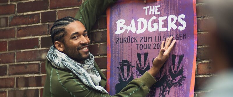 Theo (Benito Bause) träumt von der ganz großen Karriere und versucht seine Band auch für den scheinbar kleinen Gig zu motivieren. – Bild: ZDFneo