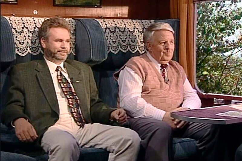 Vater und Sohn Fischbach in der Studio Kulisse. – Bild: SWR