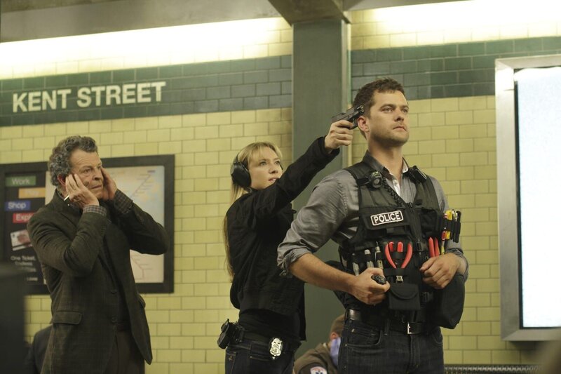 Unglaubliche Vorfälle ereignen sich in einer U-Bahn Station: Peter (Joshua Jackson, r.), Walter (John Noble, l.) und Olivia (Anna Torv, M.) versuchen diese aufzuklären … – Bild: Warner TV Serie