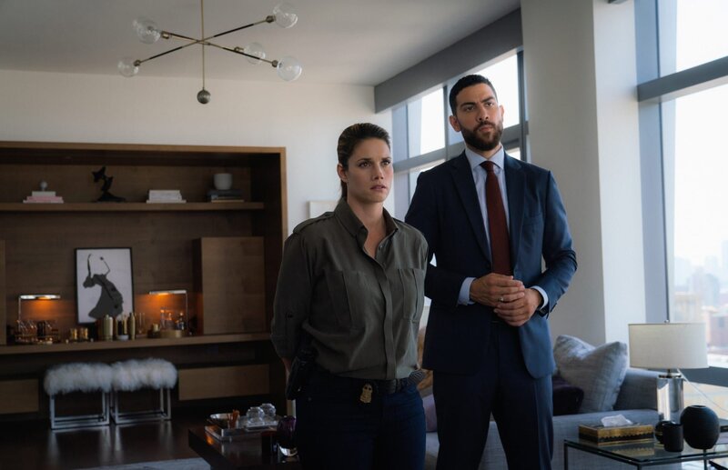 Special Agent Maggie Bell (Missy Peregrym, l.); Special Agent Omar Adom ‚OA‘ Zidan (Zeeko Zaki, r.) – Bild: 2019 CBS Broadcasting, Inc. All Rights Reserved. /​ Michael Parmelee Lizenzbild frei