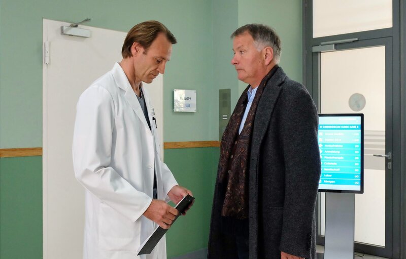 Dr. Martin Stein (Bernhard Bettermann, links) hat Angst, dass seine Tochter Marie an Moyamoya leiden könnte, einer Erkrankung der Hirngefäße. Marie kommt zu Besuch nach leipzig und Martin muss sie vorsichtig auf die Möglichkeit und auf eine Untersuchung vorbereiten. Sein Freund Dr. Roland Heilmann (Thomas Rühmann) versucht Martin zu beruhigen. – Bild: BR/​MDR/​Saxonia Media/​Sebastian Kiss
