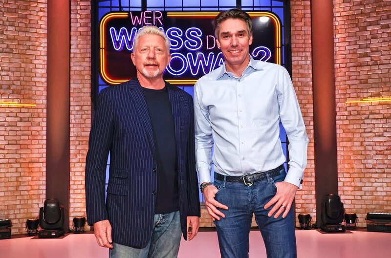 Treten bei „Wer weiß denn sowas?“ als Kandidaten gegeneinander an: Der ehemalige Profi-Tennisspieler Boris Becker (l.) und der ehemalige Profi-Tennisspieler Michael Stich (r.). – Bild: ARD/​Morris Mac Matzen