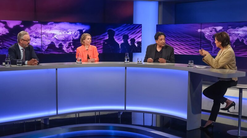 Zu Gast bei Moderatorin Sandra Maischberger (re.): Jan Fleischhauer (Focus-Kolumnist), Helene Bubrowski (stellvertretende Chefredakteurin von Table.Briefings) und Cherno Jobatey (Journalist und Moderator). – Bild: WDR/​Oliver Ziebe