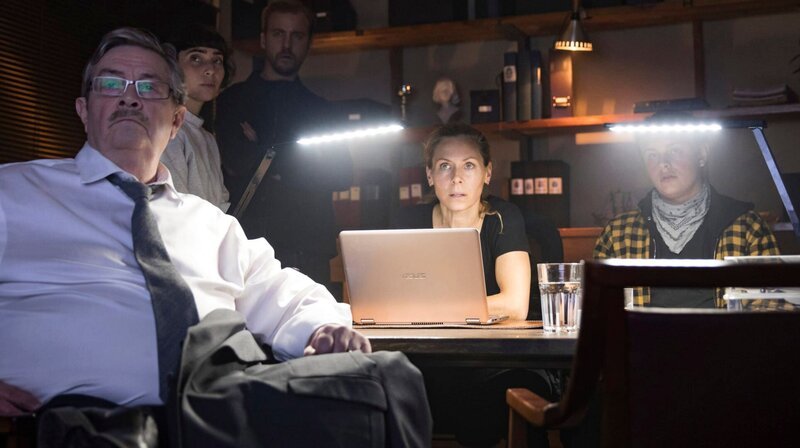 Thomas Hartman (Allan Svensson), Maria Wern (Eva Röse) und ihre Kollegen rätseln, wer hinter den im Internet verbreiteten Anschlagsplänen auf ein Gymnasium steckt. – Bild: ARD Degeto/​Warner Bros./​Cologne Film/​Ulrika Malm