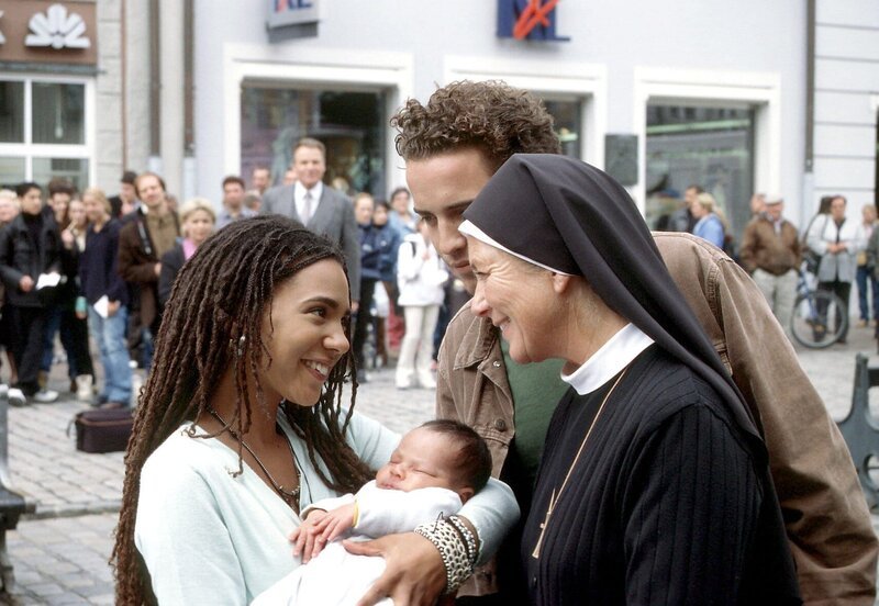 Ordensschwester Lotte (Jutta Speidel, r.) beglückwünscht Sandra (Laura Schneider, l.) und Wolfgang Wöller jr. (Patrick Wolff, 2.v.r.) zu ihrem Baby. – Bild: ORF