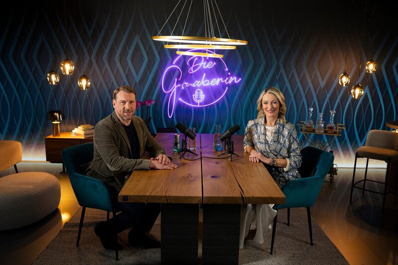 Günther Groissböck und Monika Gruber – Bild: ServusTV /​ Johannes Jank