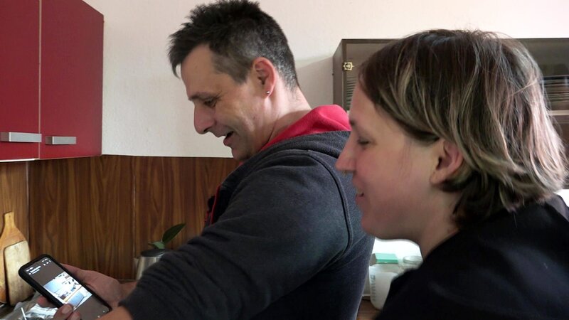 Carsten und Antje haben einen Überraschung für Regina.. – Bild: RTLZWEI