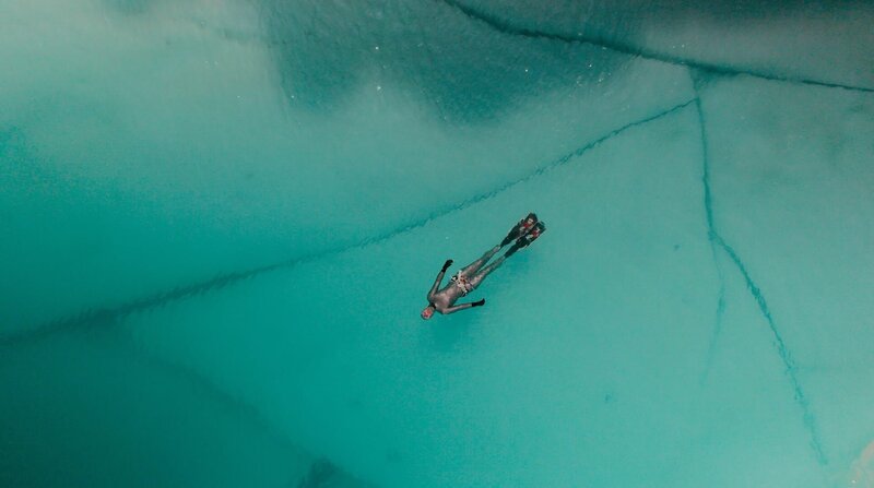 Anna von Boetticher im tempora?ren Lac Marbrees am Mont Blanc. – Bild: NDR/​Tobias Friedrich /​ ZDF