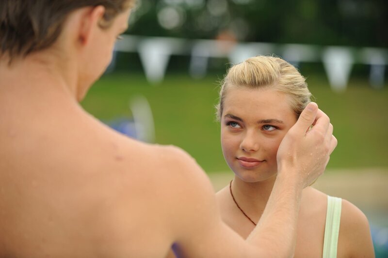 Endlich kommen sich Bella (Indiana Evans) und Will (Luke Mitchell) näher. – Bild: ZDF/​Jasin Boland