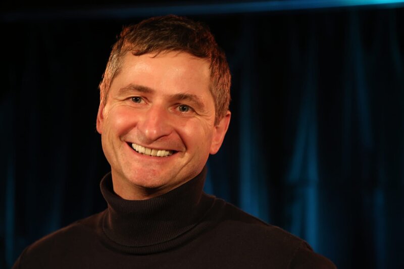 Diesmal erläutert der Molekularbiologe und Leibniz-Preisträger Jörg Vogel (im Bild), wie maßgeschneiderte Antibiotika Krankheiten heilen können. Und der Produktentwicklungsforscher Albert Albers vom Karlsruher Institut für Technologie sagt: Zum Glück gibt es Probleme! Wie kreative Erfinder daraus Innovationen machen. – Bild: BR/​Benedikt Preisinger