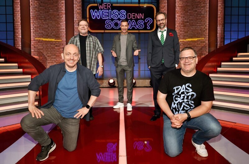 Moderator Kai Pflaume (M.) und seine Rateteam-Kapitäne Bernhard Hoëcker (l.) und Elton (r.) begrüßen in dieser Sendung den Entertainer Jürgen von der Lippe (2.v.l.) und den Komiker Kurt Krömer (2.v.r.). – Bild: ARD/​Morris Mac Matzen
